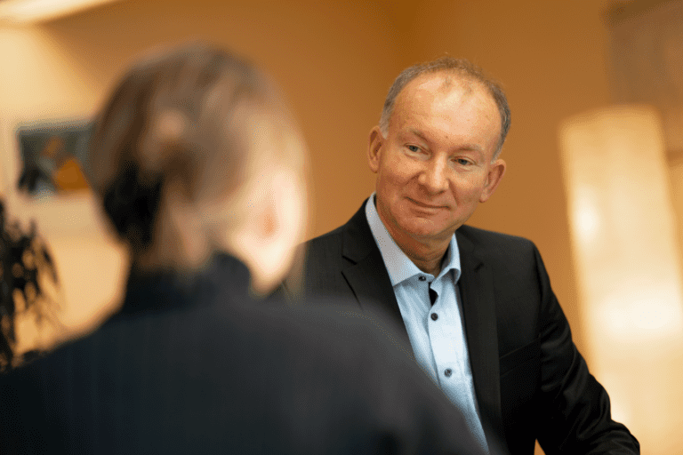 Der Immobilienmakler Dresden: Peter Gurland bei einer Beratung zu einer Immobilien Vermittlung