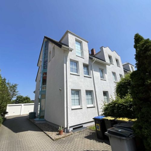 Ansicht mit Einfahrt