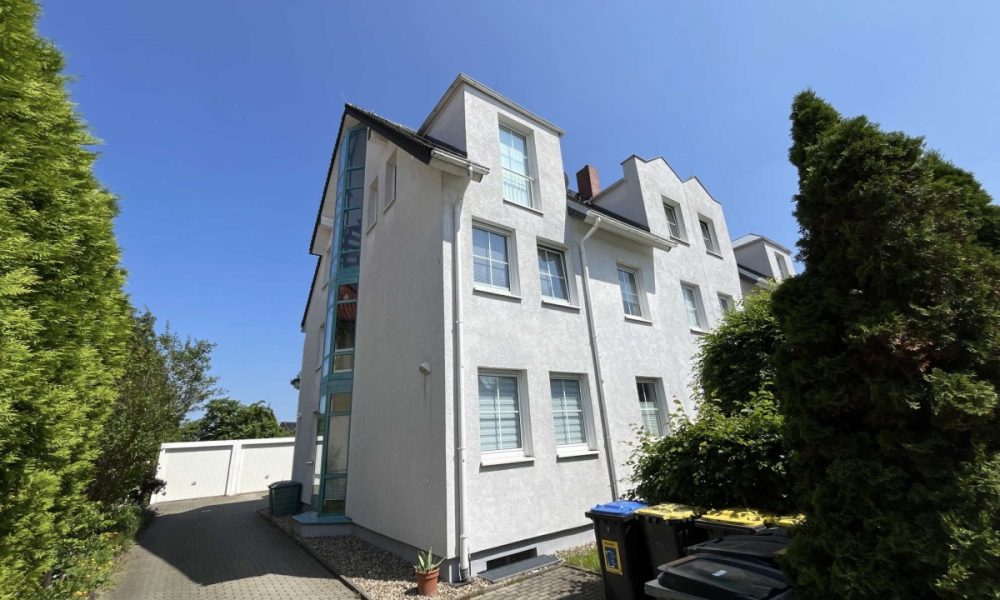 Ansicht mit Einfahrt