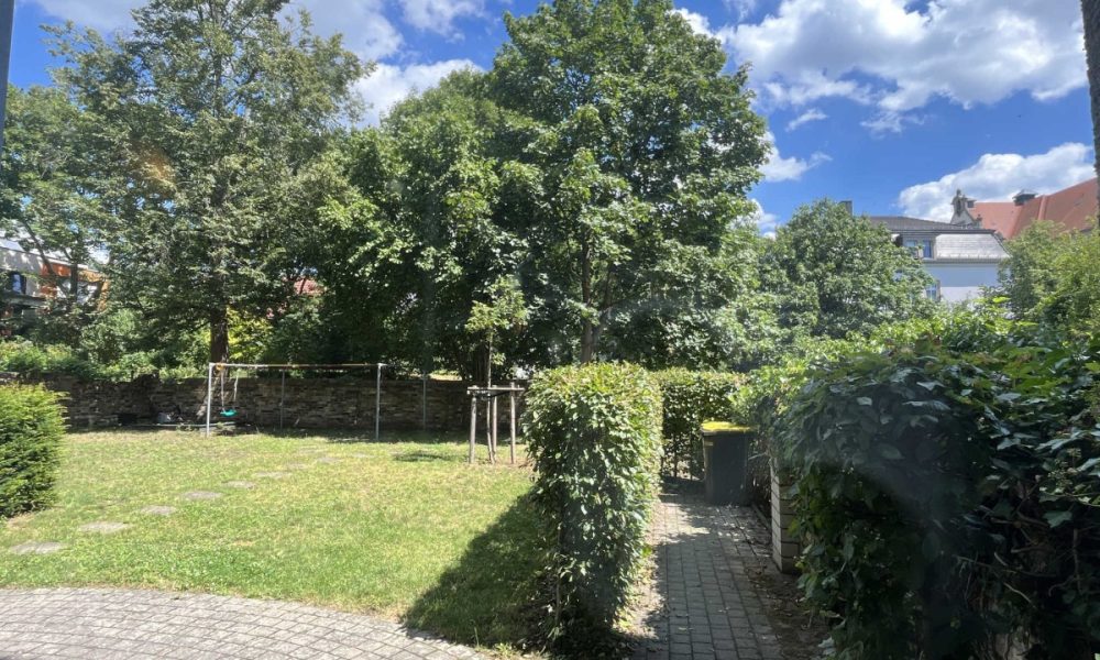 Blick in den grünen Hof