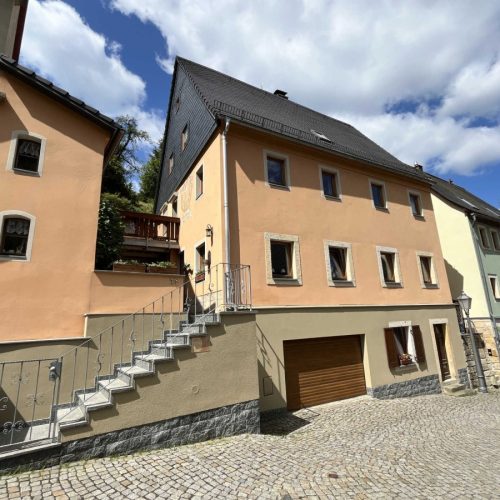 Ansicht mit Garage