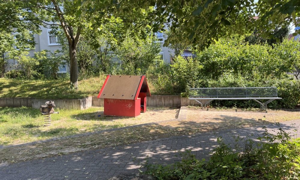 Ein Spielplatz mit Bank