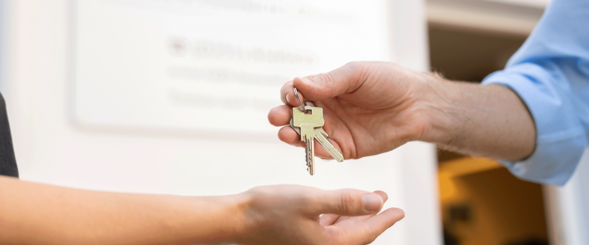 Schlüsselübergabe nach der erfolgreichen Vermittlung eines Hauses