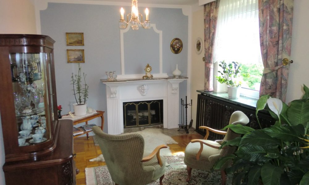 Wohnzimmer mit Kamin